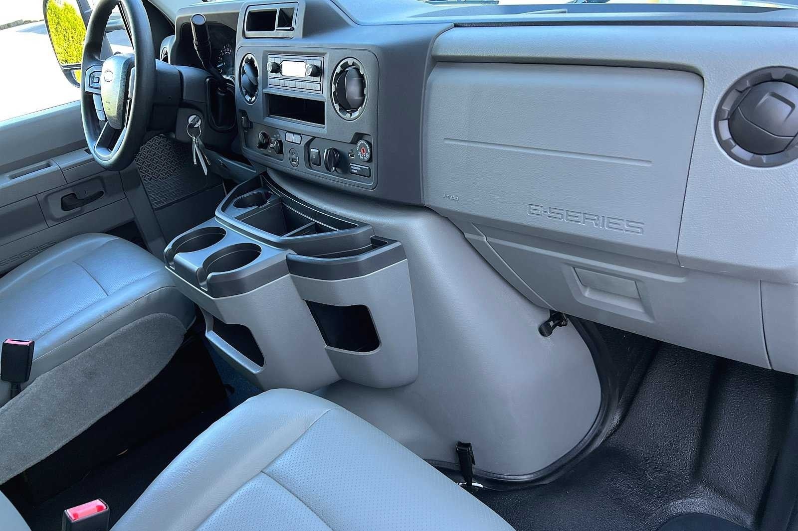 2022 Ford E-Series Cutaway 16' Box Van